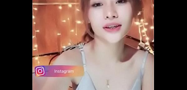  Em gái Thái Lan show ngực trên livestream Uplive